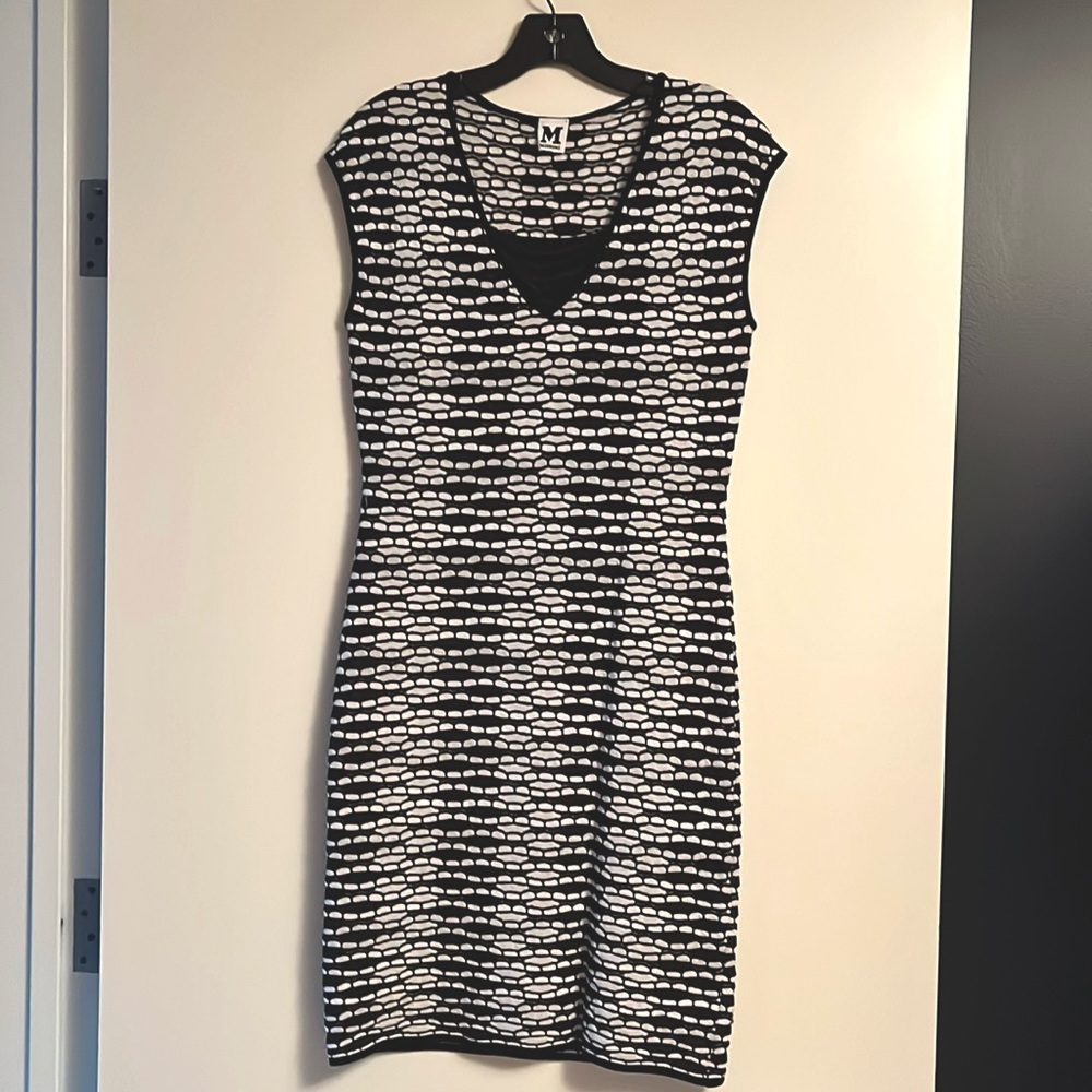 Knit sheath dress in tones of black/white